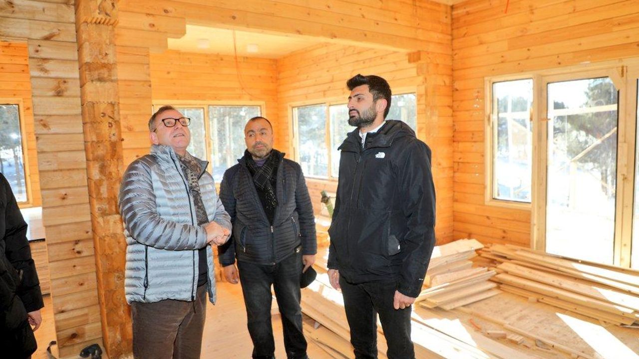 Vali Ziya Polat’tan çıldır gölü manzaralı kütük ev inşaatında inceleme