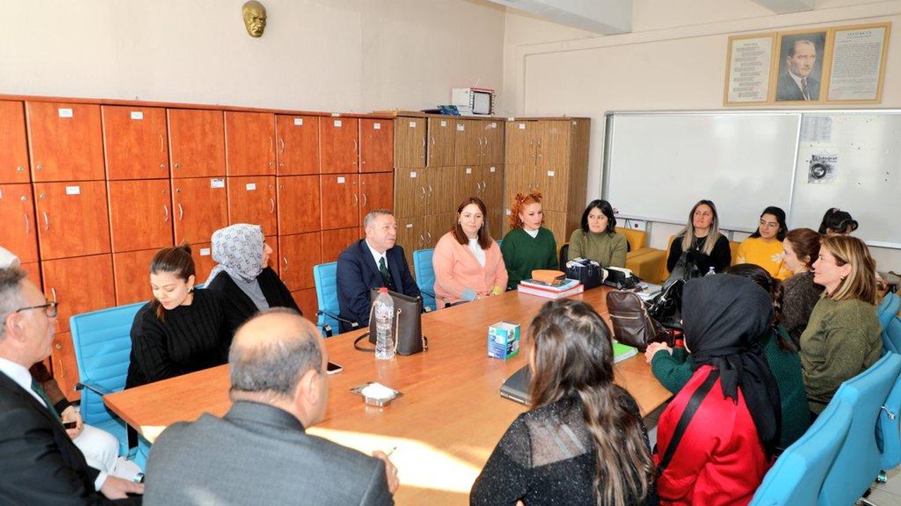 Vali Ziya Polat’tan Atatürk Kız Meslek Lisesi’ne çıkartma: Öğrencilerle hem derste hem sofrada buluştu