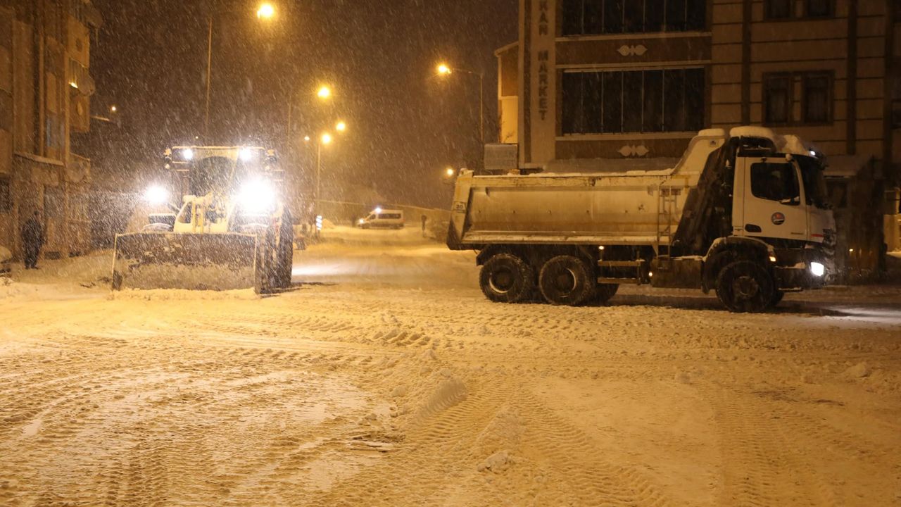 Kars Belediye Başkanı Senger, çalışmaları yerinde denetledi Kars’ta 7/24 kar seferberliği