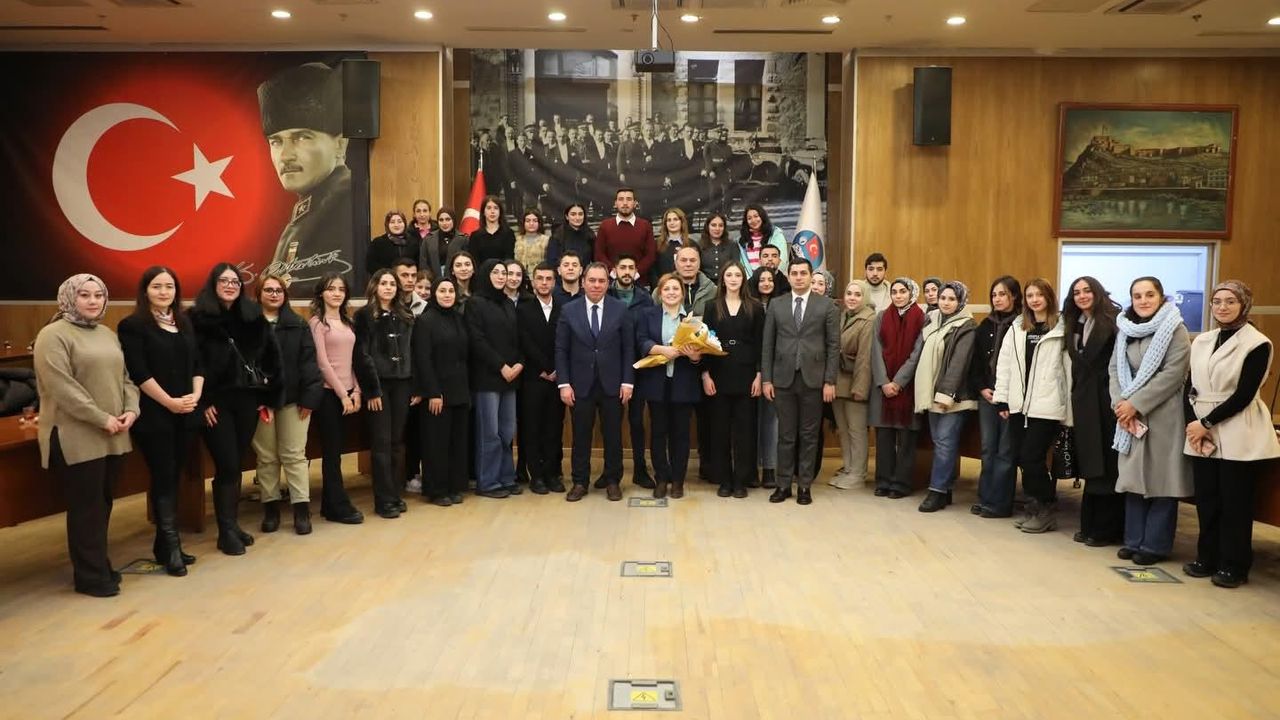 Kars Belediyesinde “Yerel Yönetimler” Dersi: Başkan Senger gençlerle buluştu