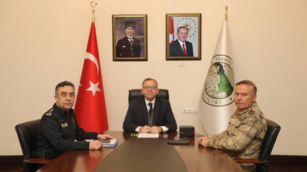 Kars Valisi Ziya Polat, 81 il Valisinin katıldığı güvenlik toplantısına VKS ile katıldı