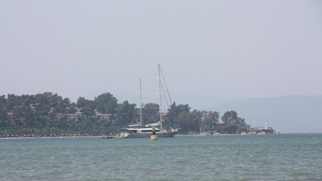 Marmaris açıklarında sürüklenen katamarandaki 2 kişi kurtarıldı