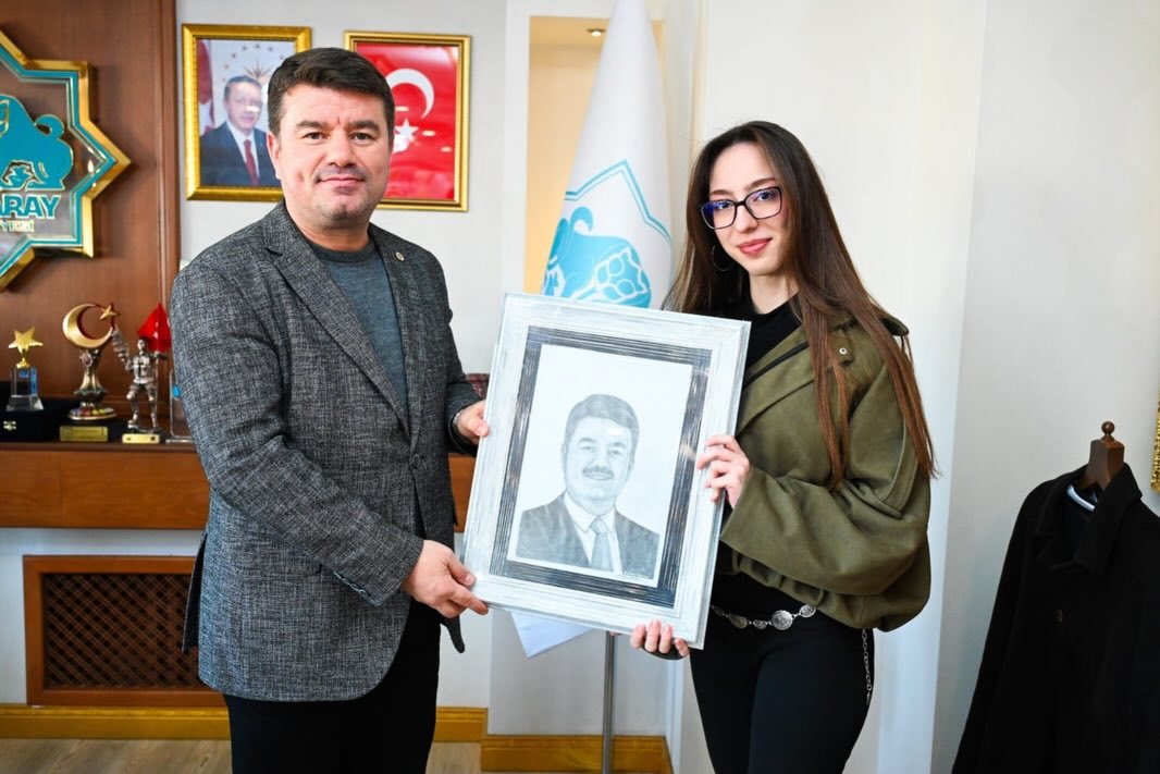 Sanatçı Elifnaz’dan Başkan Evren Dinçer’e Duygulandıran Portre