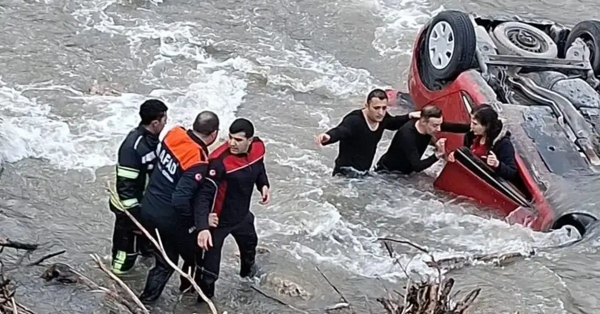 Amasya’da otomobil nehre uçtu: Anne ve kızı kurtarıldı