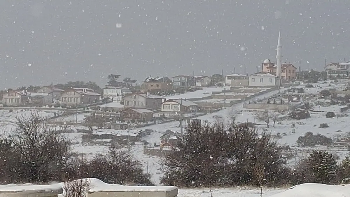 Beypazarı’nda kar yağışı etkisini sürdürüyor