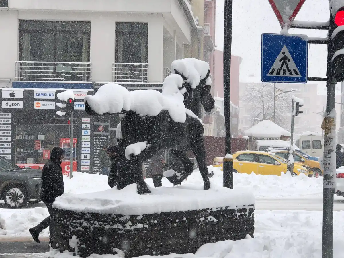 Kars’ta yoğun kar hayatı felç etti: Kar kalınlığı 40 santimetreyi aştı