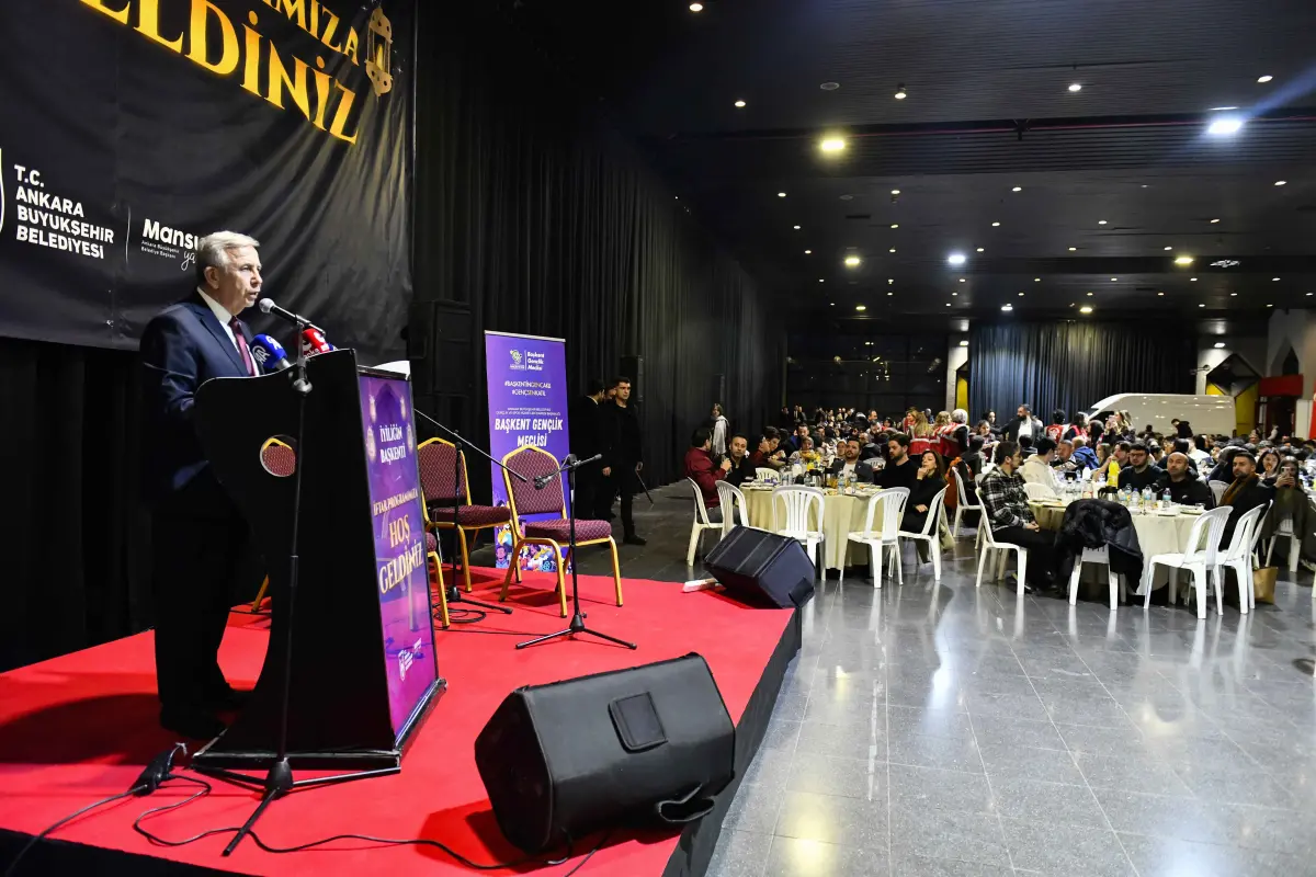 Mansur Yavaş Ramazan’ın ilk iftarını gençlerle yaptı