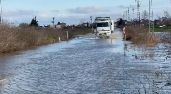 Meriç’te Sedde Patladı: Küplü–Adasarhanlı yolu su altında kaldı