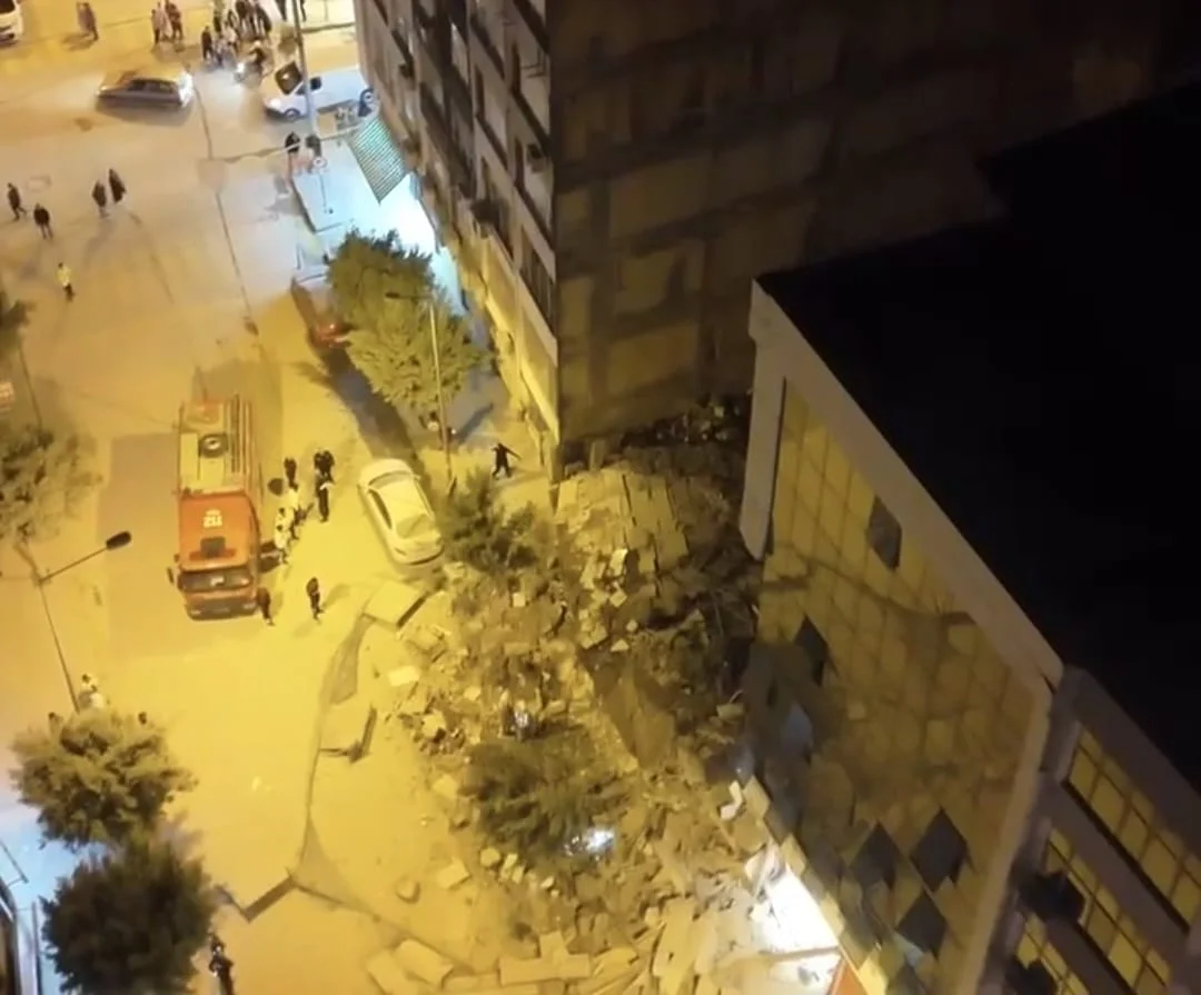 Hatay’da yıkılan bina korku yarattı