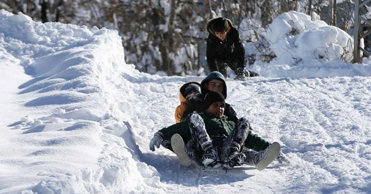 Yoğun kar yağışı eğitimi durdurdu: 8 ilde okullar tatil