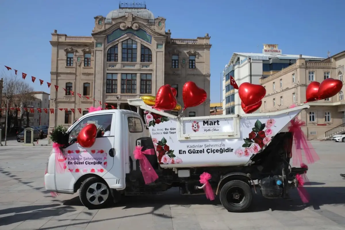 Aksaray’da temizlik görevlileri kadınlara gül dağıttı