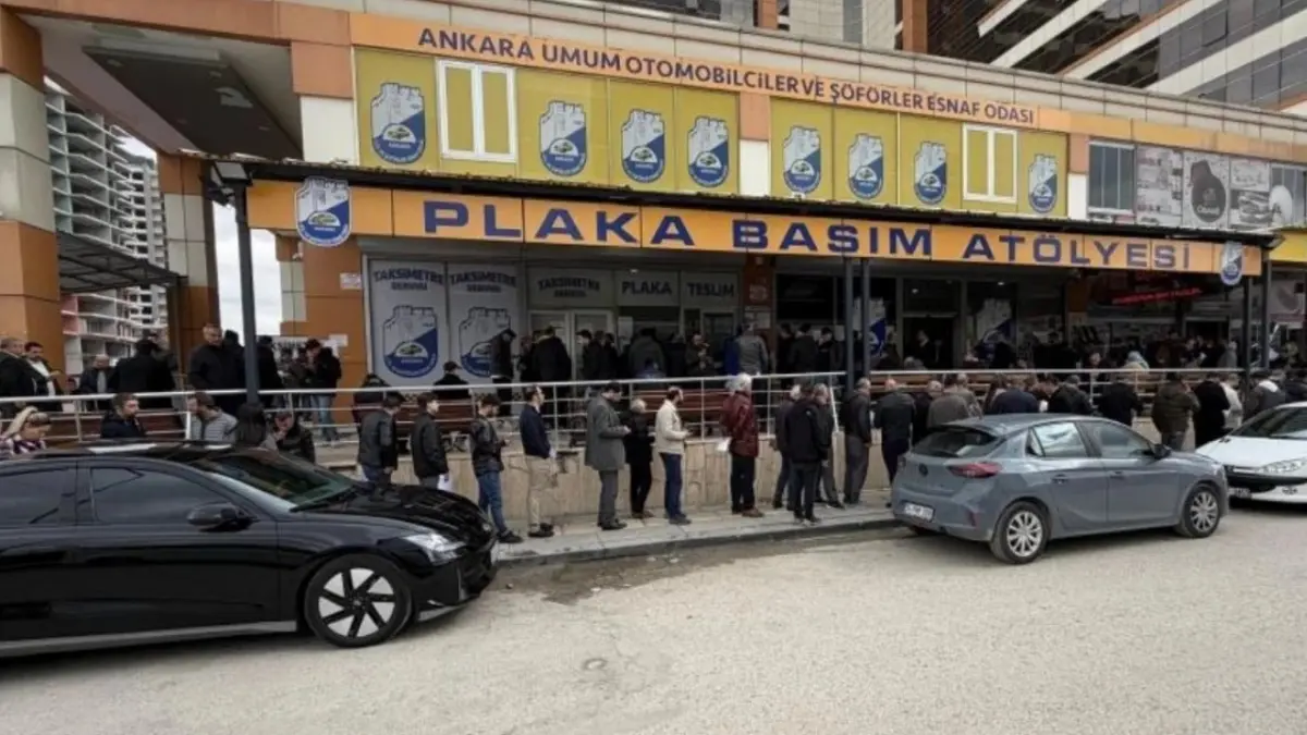 Ankara’daki plaka değişim merkezlerinde yoğunluktan uzun kuyruklar oluştu