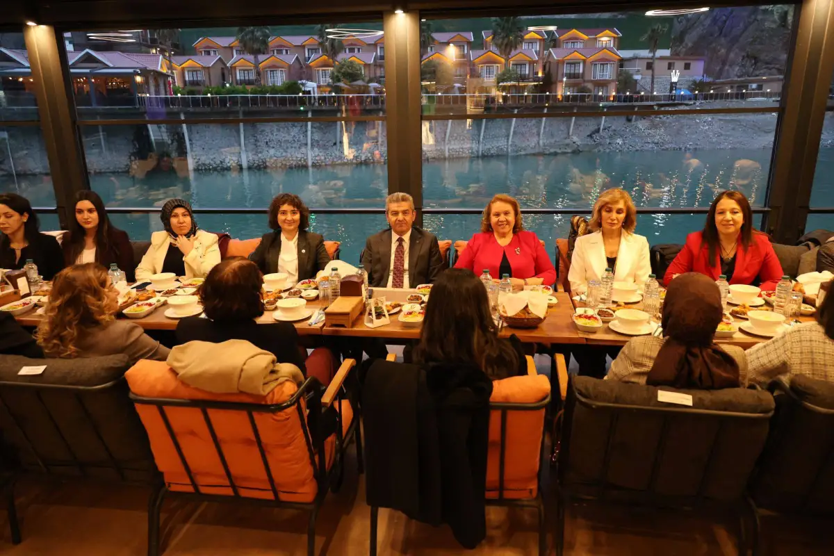 Artvin Valisi Ergün, kamuda çalışan kadın personellerle iftar açtı