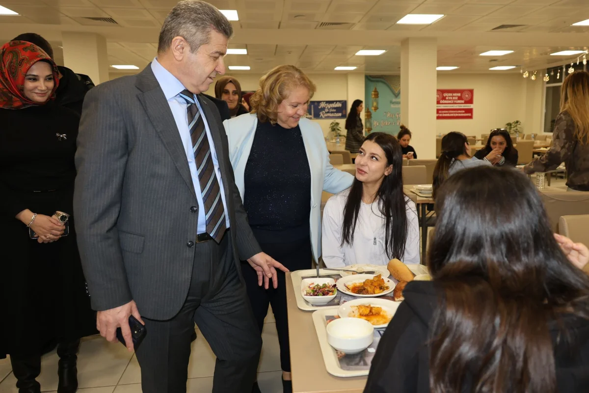 Artvin Valisi Ergün, KYK yurdunda kız öğrencilerle birlikte orucunu açtı
