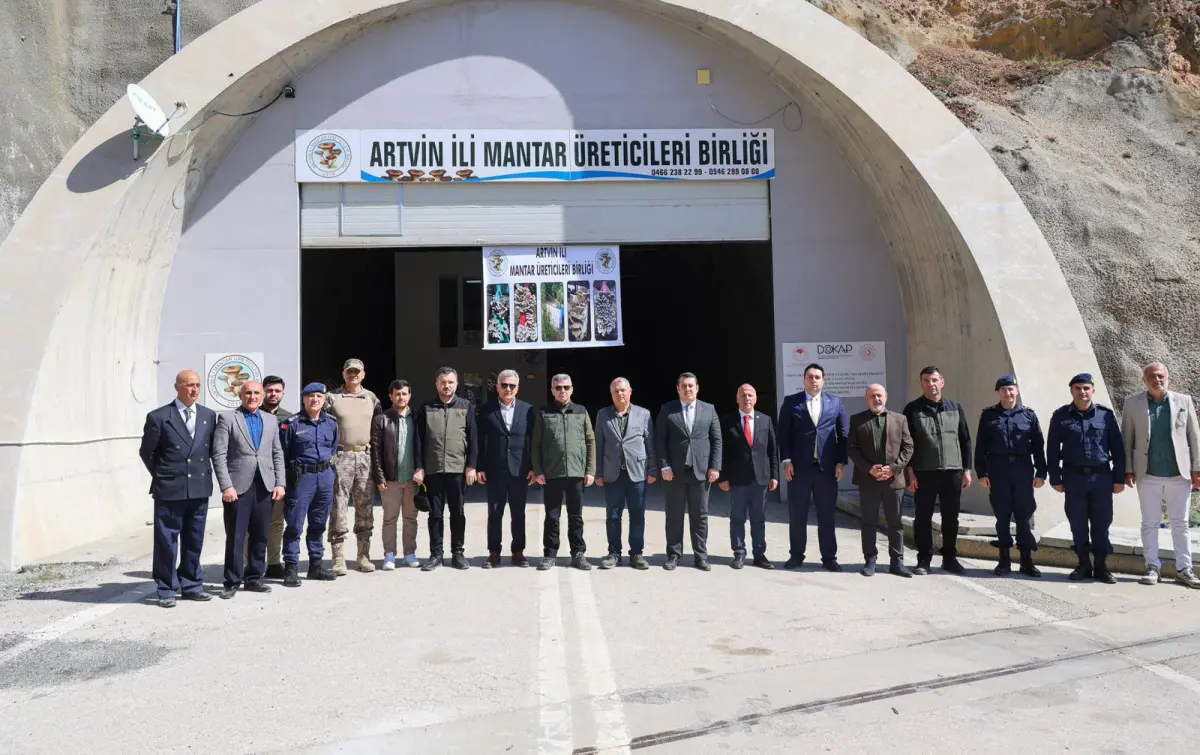 Artvin Valisi Ergün, mantar üretim tesisini inceledi