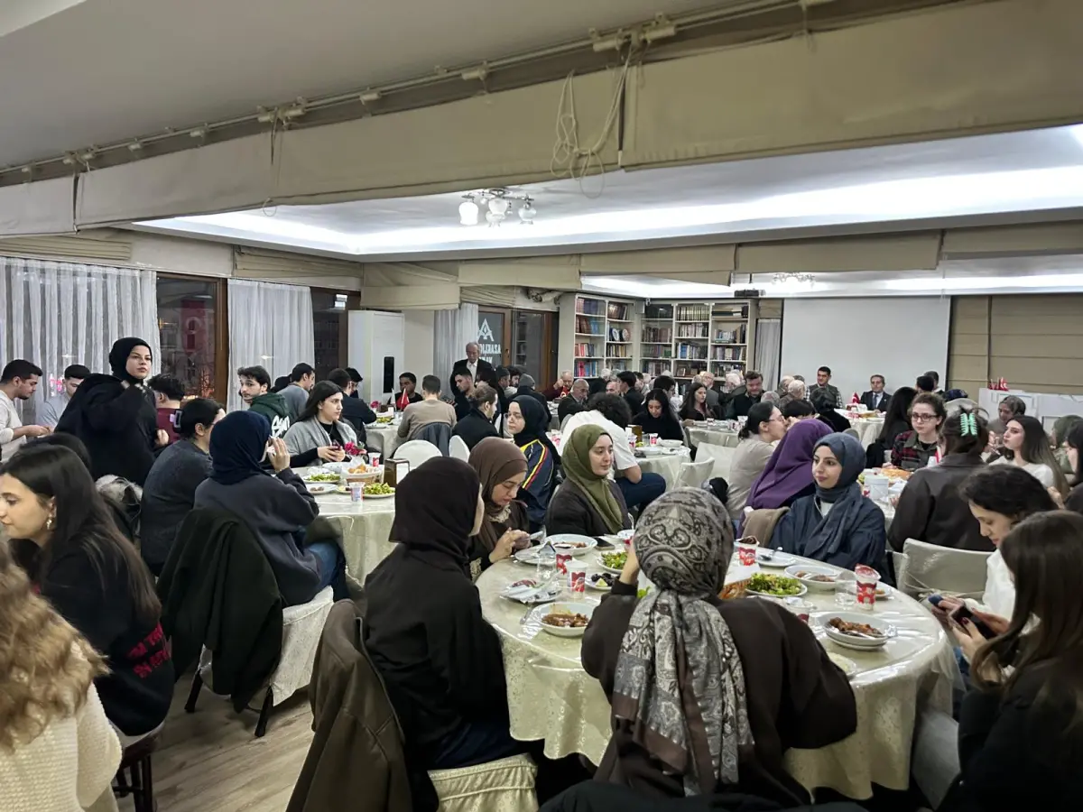 Azaklıoğlu vakfı iftarda geleceğin mimarlarıyla buluştu