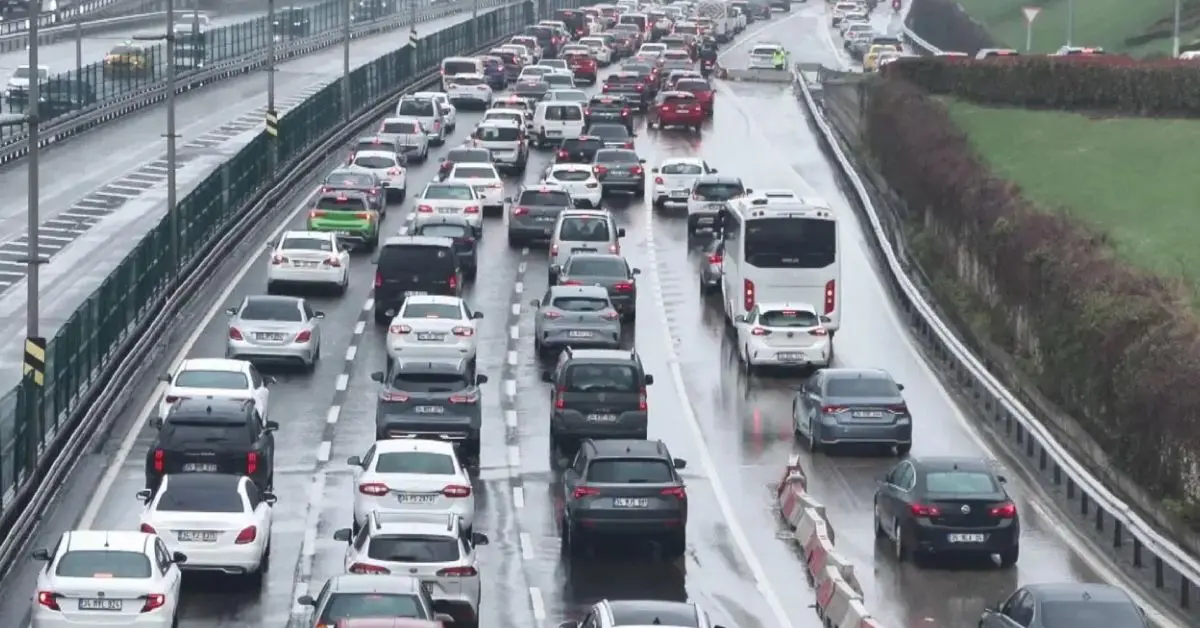 Bayramın 2. günü İstanbul trafiği kilitlendi