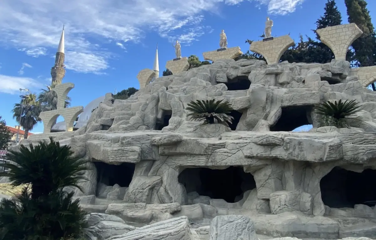 Belek’te dev heykellerle tarih canlanıyor