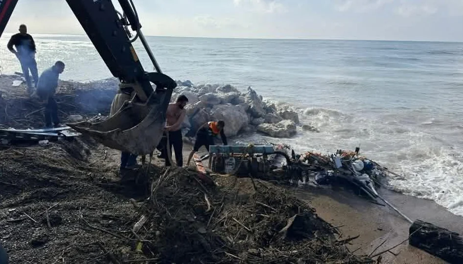 Boğazkent’te tekne kayalıklara çarptı