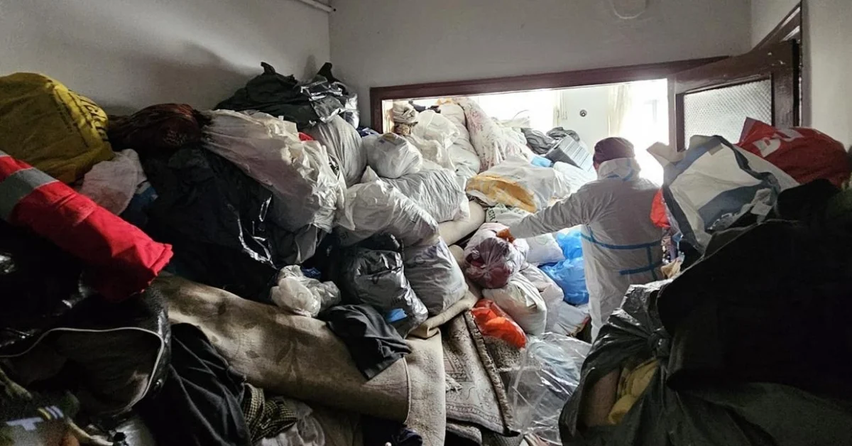 Bursa’da bir evden 4 kamyon dolusu çöp çıkarıldı