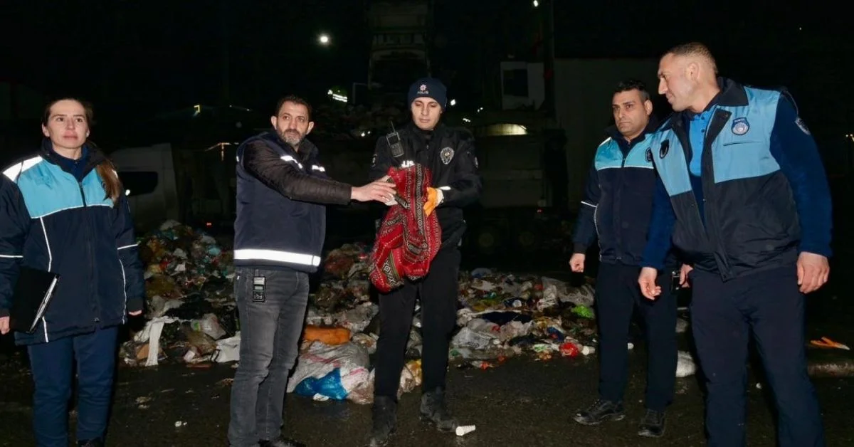 Çöpe atılan altınlar saatler süren aramayla bulundu