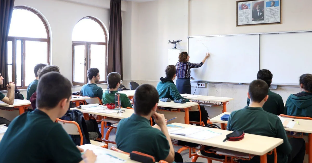 Ders zili yeniden çaldı: 18 milyon öğrenci ders başı yaptı