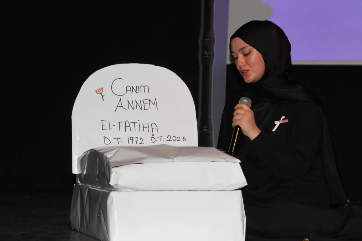 “Sol yanım acıyor anne” sahne performansı ve toplumsal mesajlarla dolu edebiyat gecesi