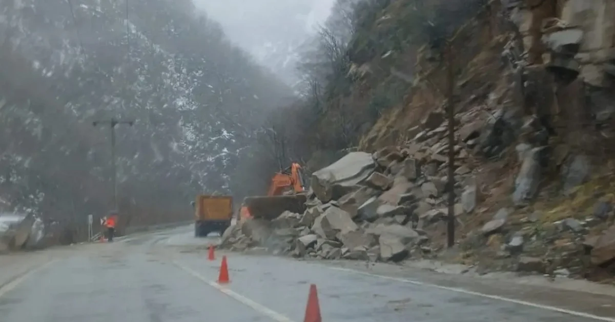 Gümüşhane-Giresun yolunda iki farklı noktada heyelan