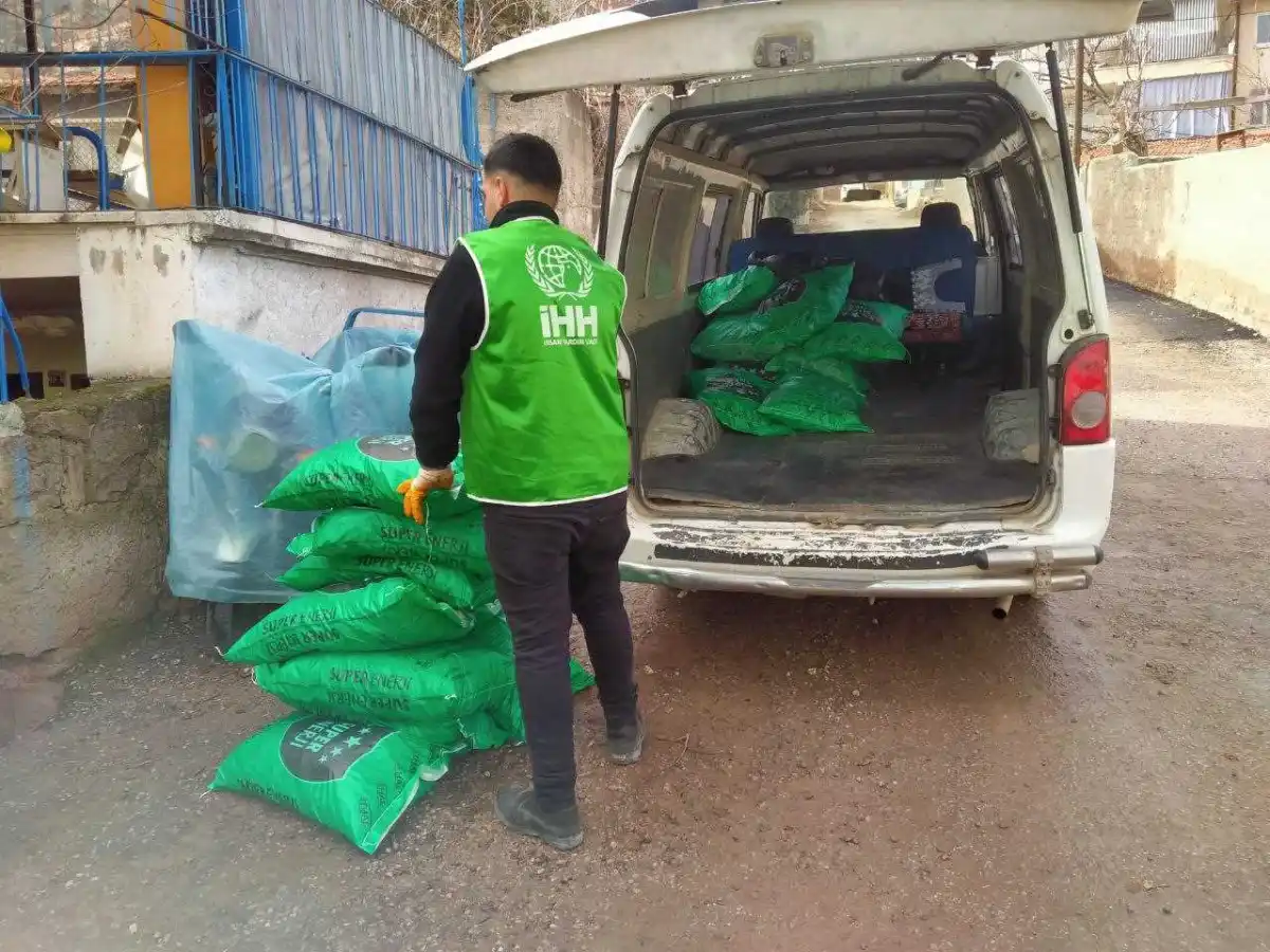 İHH Türkiye’de 4 bin çocuğa bot ve mont dağıttı