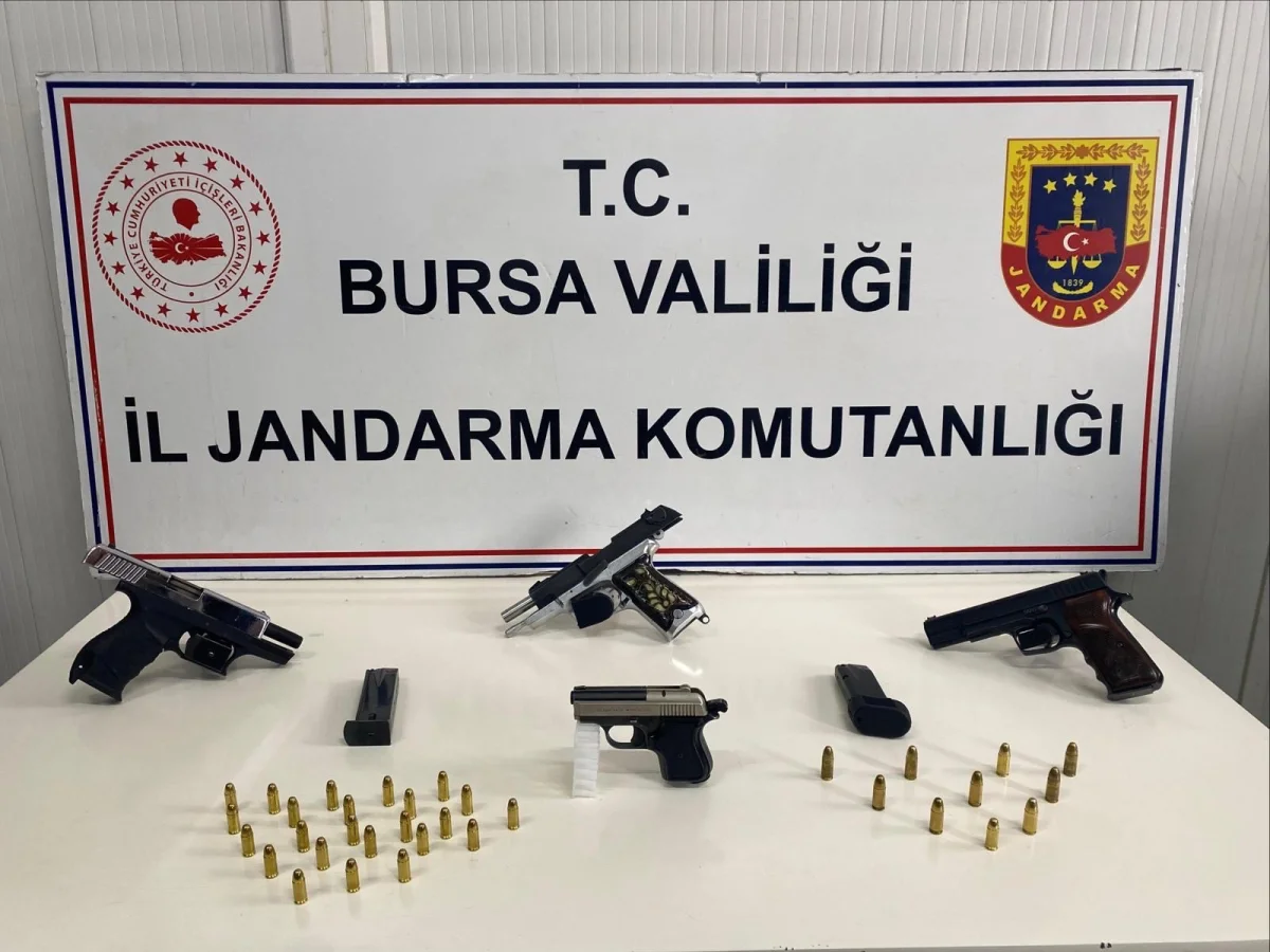 İnegöl’de jandarma operasyonunda ruhsatsız silahlar ele geçirildi