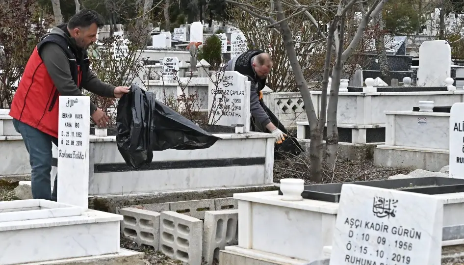 Isparta’da mezarlıklar Ramazan Bayramı’na hazırlanıyor