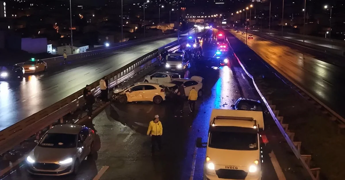 İstanbul’da yağmur kazayı getirdi: 8 araç birbirine girdi