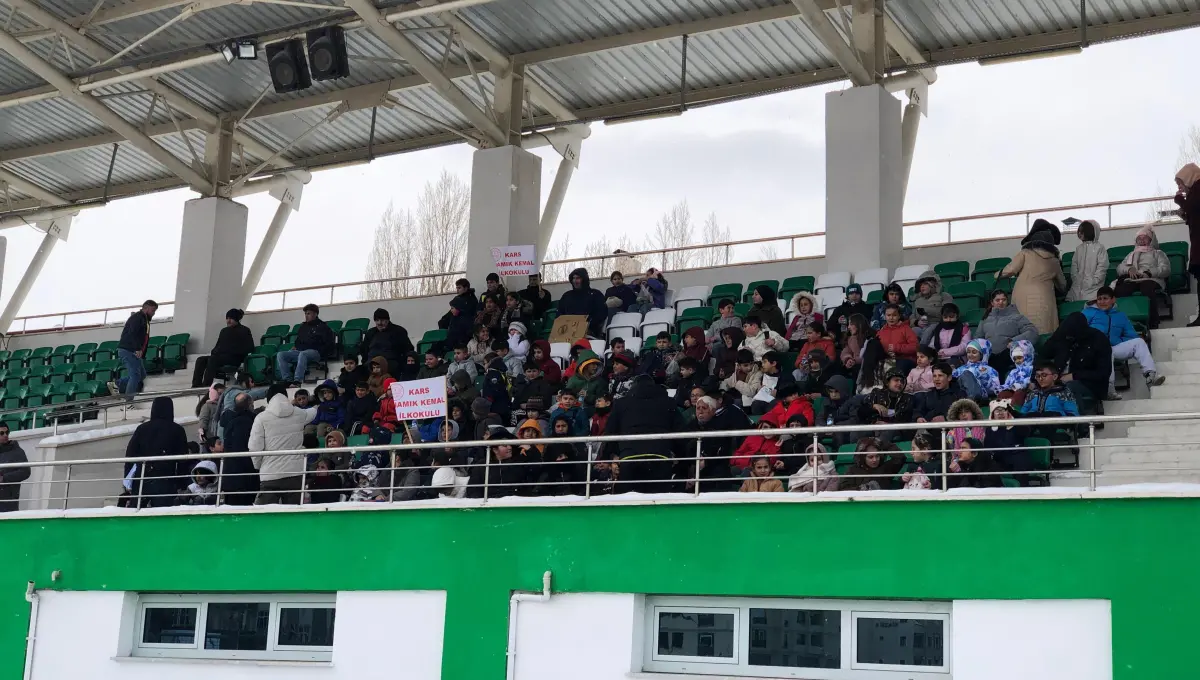 Kars Namık Kemal İlköğretim Okulu öğrencilerinden Kars 36 Spor’a büyük destek