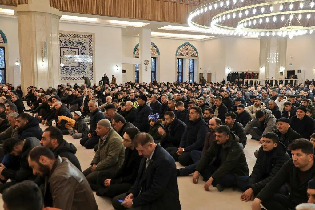 Kars’ta bayram namazında camiler doldu