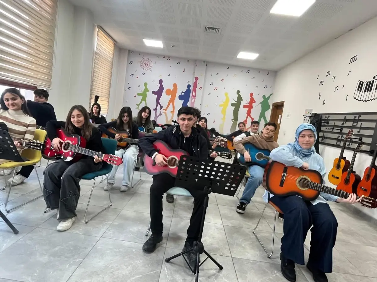 Kars’ta gitar kurslarına ilgi