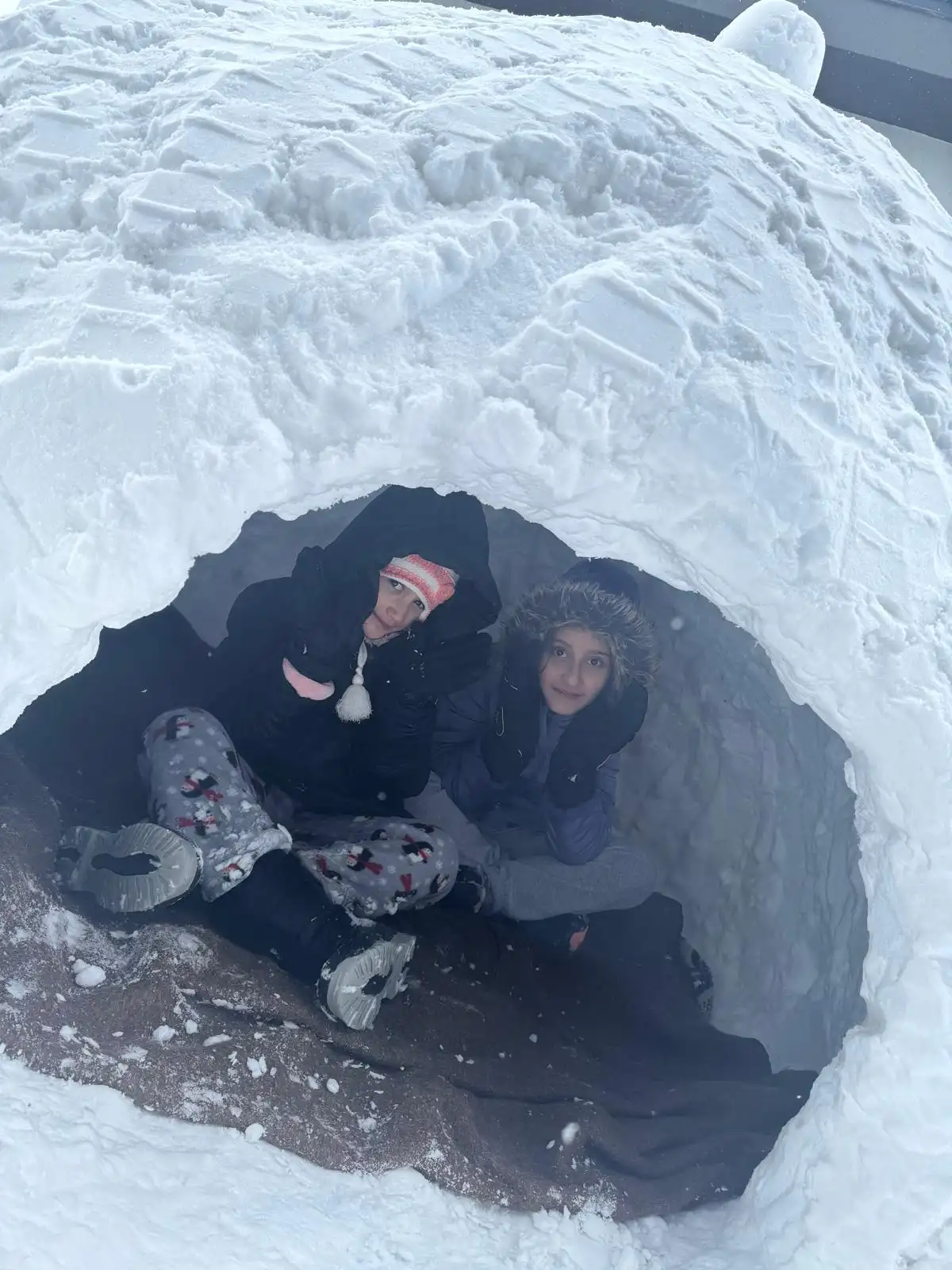 Kars’ta kar sanatı: Miniklerden mahalleye ıgloo sürprizi