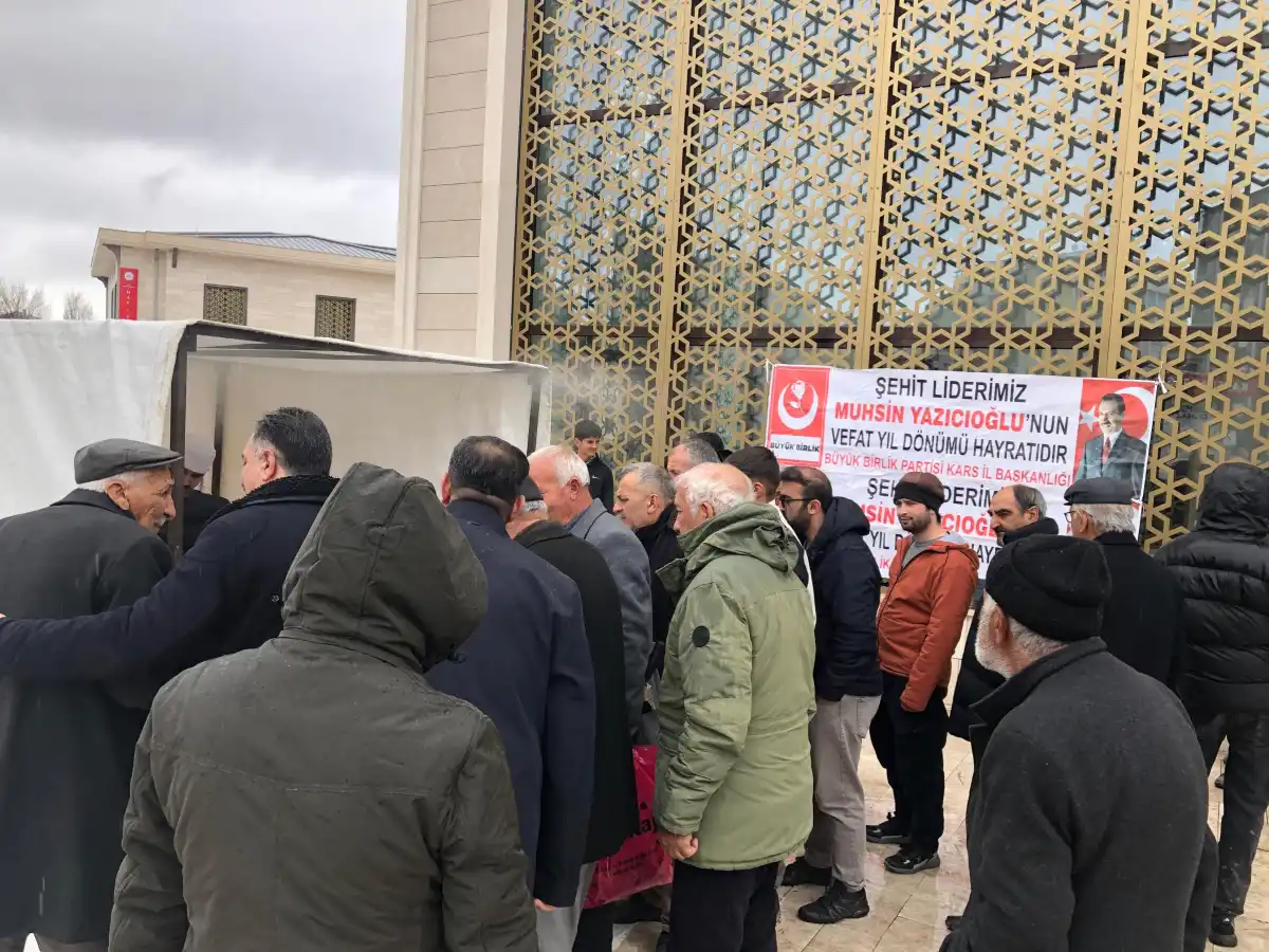 Kars’ta Muhsin Yazıcıoğlu hayrına 10 bin kişilik lokma dağıtıldı