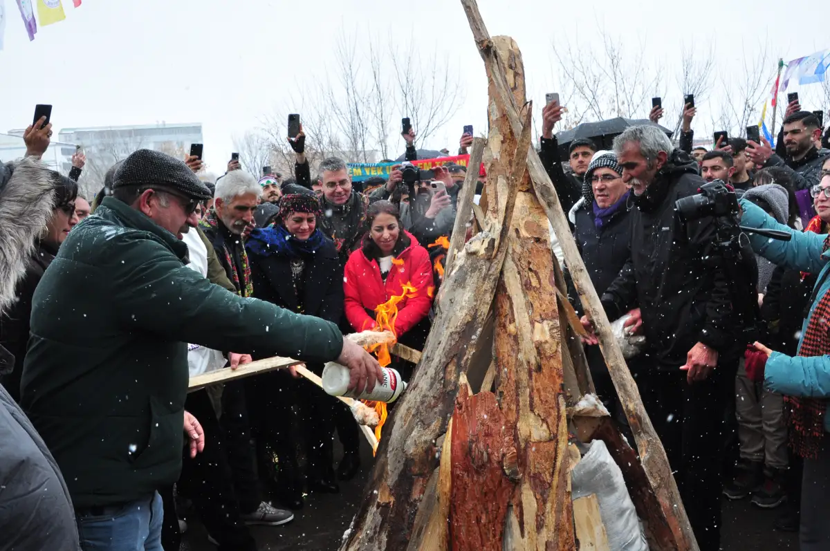 Kars’ta Nevruz ateşi yakılarak baharın gelişi kutlandı