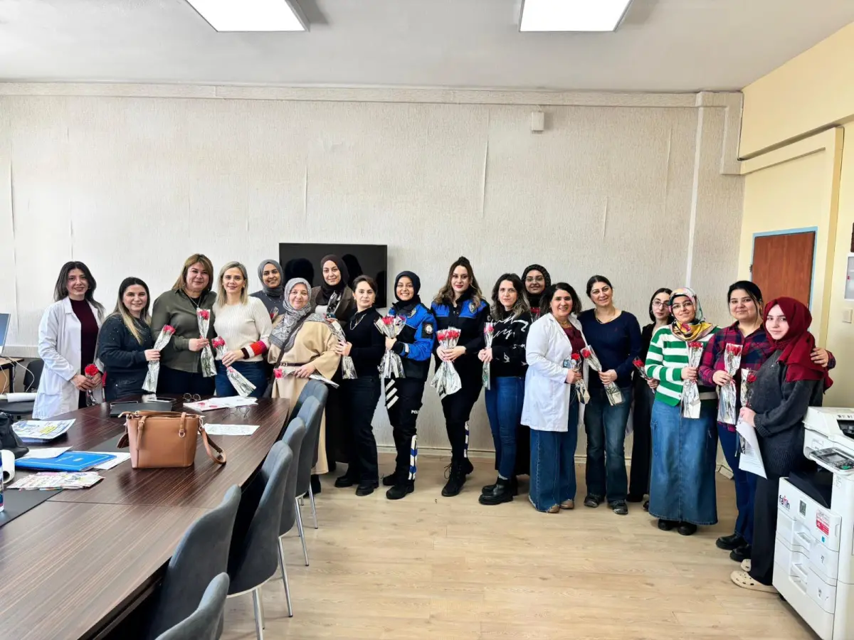 Kars’ta öğretmenlere anlamlı ziyaret: Şehit öğretmen Fatmanur Çelik anısına karanfil dağıtıldı