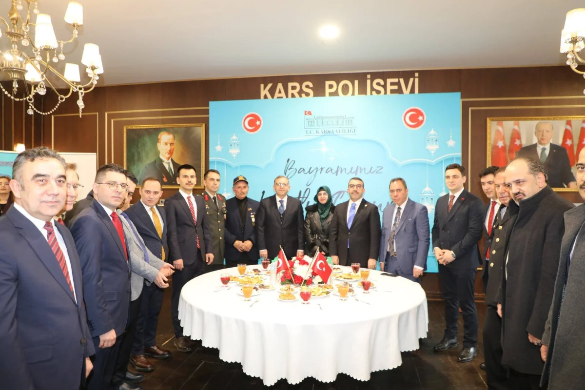 Kars’ta protokol bayramlaşması yoğun katılımla gerçekleşti