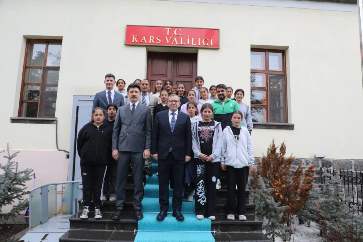 Kars’ta şampiyon kız futbol takımına valilikte kabul