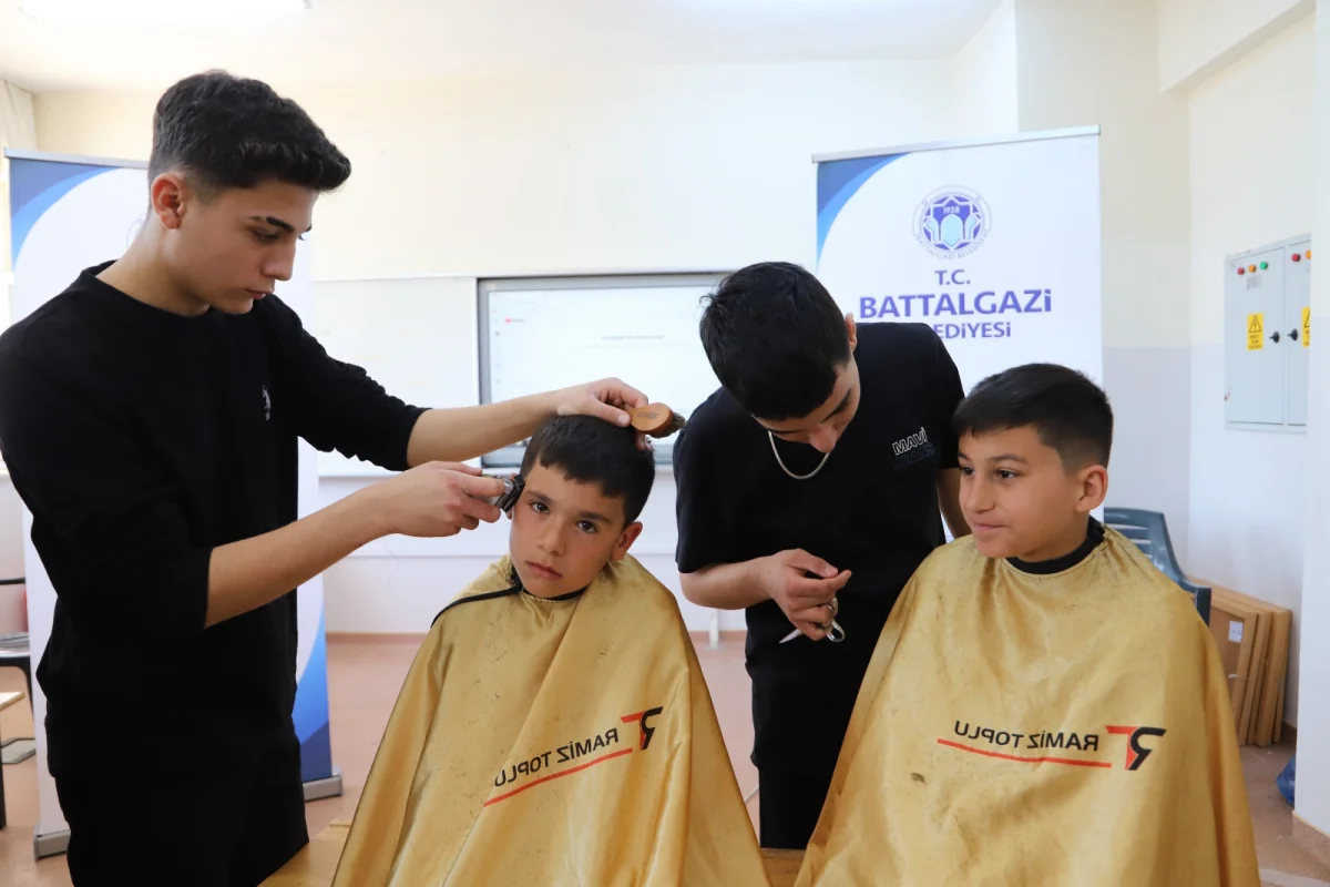 Malatya’da çocuklar bayrama ücretsiz tıraşla hazırlandı