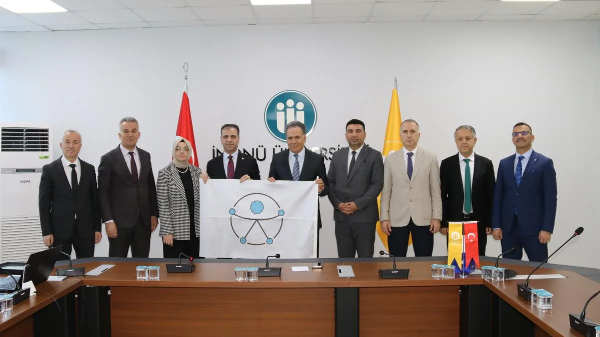 Malatya’da İnönü Üniversitesi Kütüphanesi’ne erişilebilirlik bayrağı