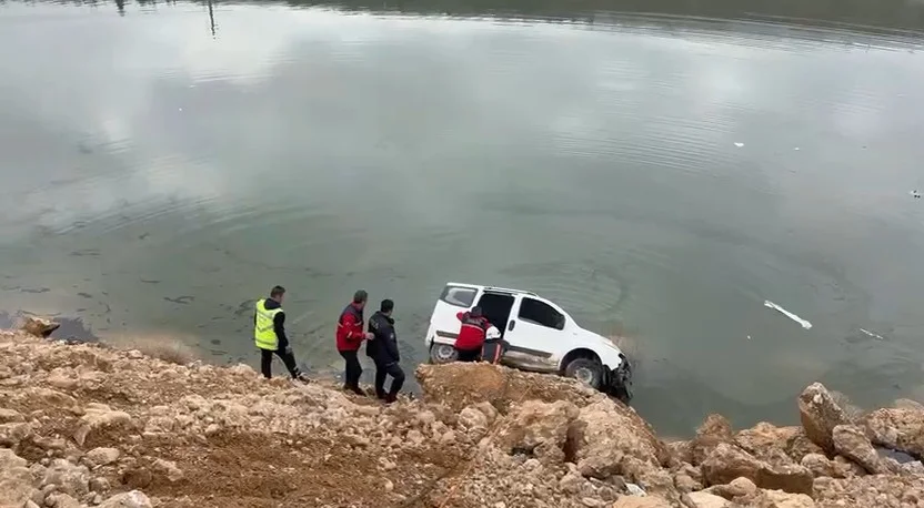 Malatya’da kontrolden çıkan araç gölete düştü