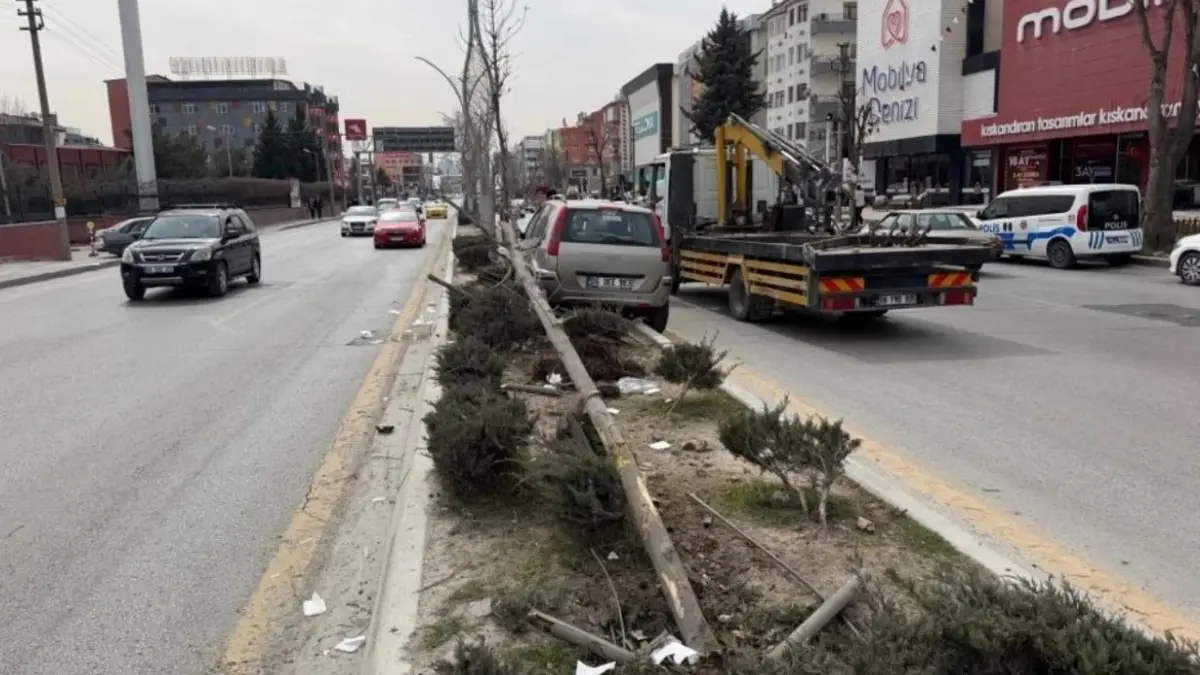Sincan’da otomobil yayalara çarptı: 1’i ağır 2 yaralı