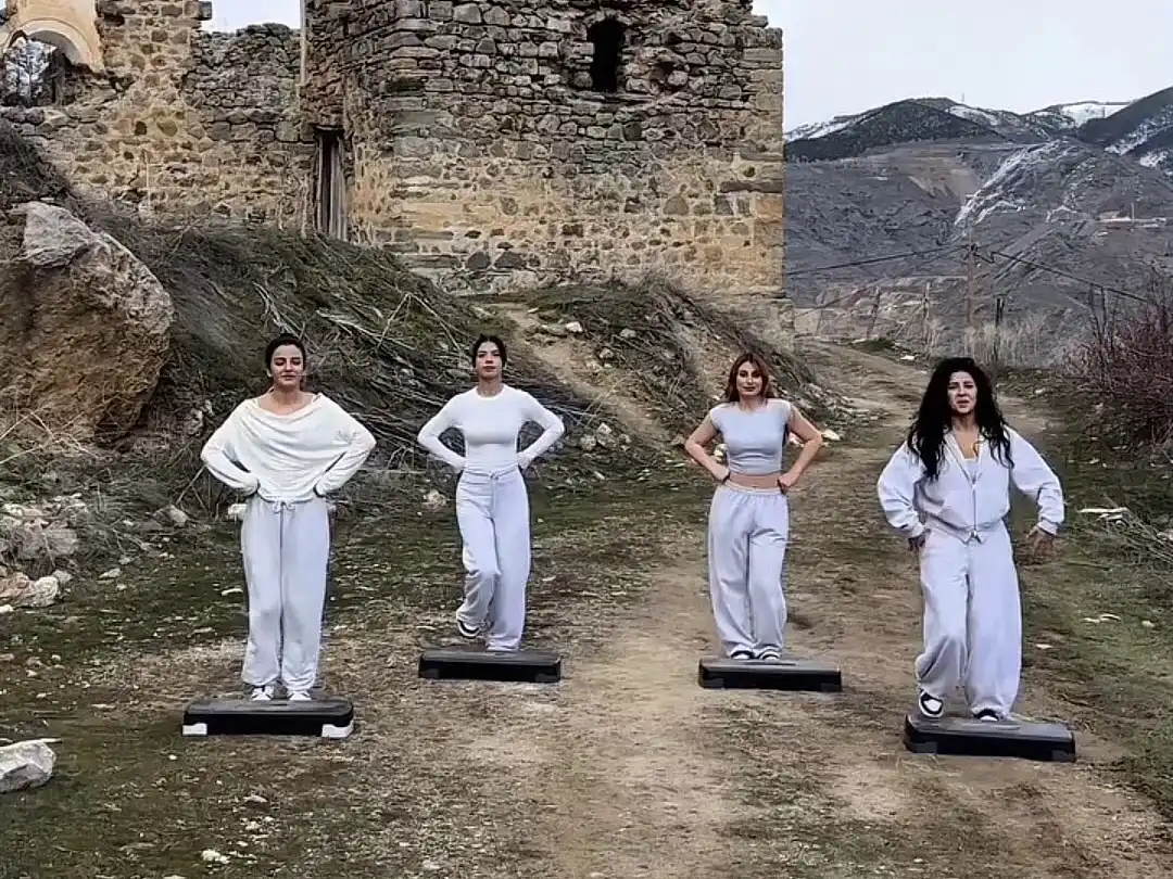 Tarihi Süleymaniye’de horon step rüzgarı: Üniversiteli gençler sosyal medyayı salladı.