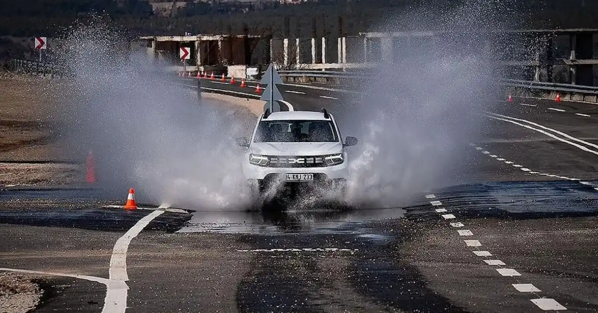 Trafik polislerine zorlu parkurda sürüş eğitimi veriliyor