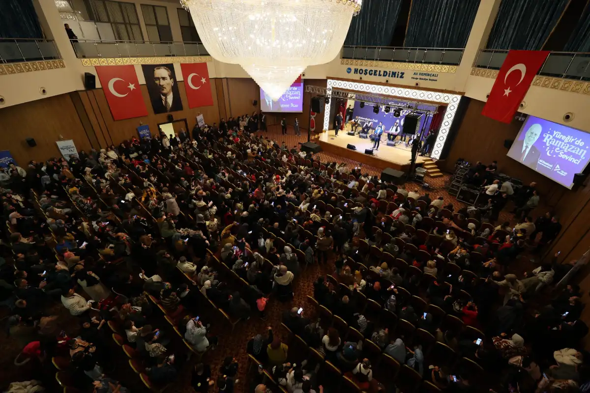 Yüreğir’de Abdurrahman Önül konserine yoğun ilgi