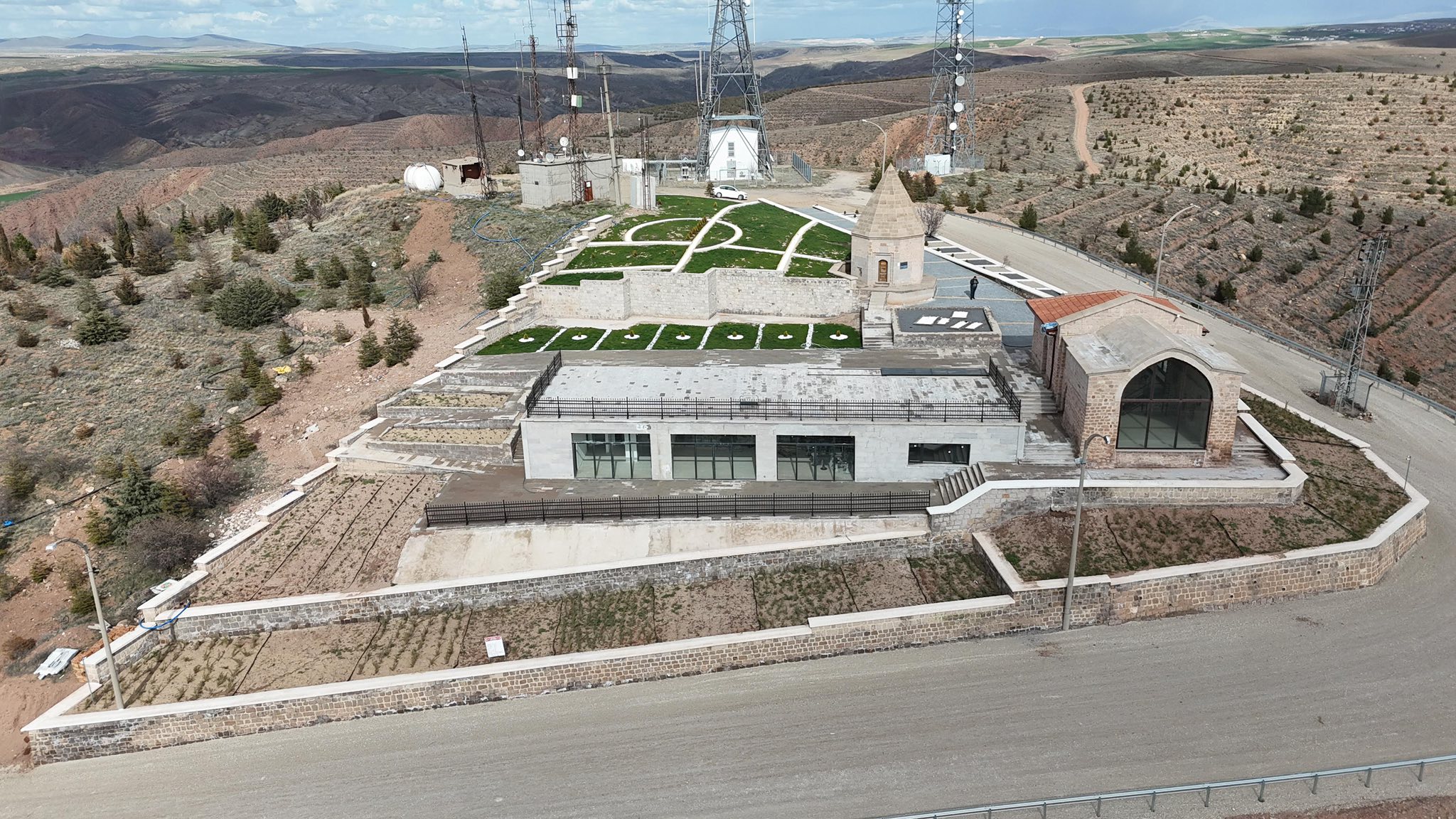 Restorasyonu Tamamlandı! Tarihi II. Kılıçarslan Türbesi’ne Artık Ulaşım Çok Kolay