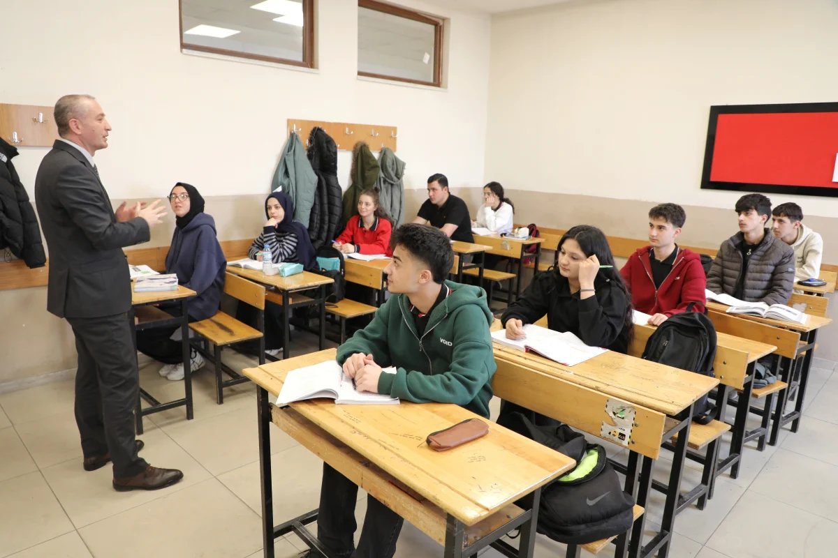 Ağrı Milli Eğitim Müdürü Kökrek YKS çalışmalarını inceledi